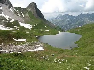 Rappensee und Kleiner Rappenkopf, dahinter die Südöstlichen Walsertaler Berge