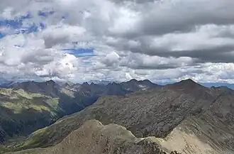 Das Kleine Degenhorn in der unteren Bildmitte von Westen und vom Großen Degenhorn aus.