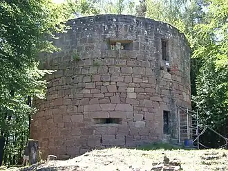 …kanonen­bestücktes Vorwerk Klein-Frankreich auf der anderen