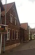 Kleinniedesheim Enggässchen 1, Dreiseithof aus Kapuzinerstein, 19. Jahrhundert