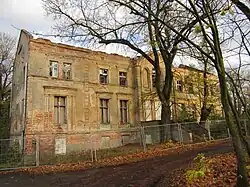 Ansicht der Ruine des Gutshauses Kliestow ohne Dach und mit Bauzaun im Jahr 2012