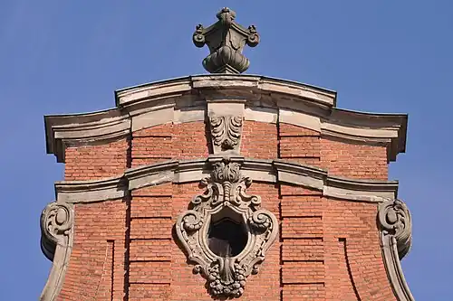 Spitze des Giebels