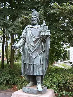 Statue von Karl dem Großen mit der Hammaburg am Kleinen Michel