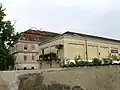 Hauptgebäude im Hintergrund, in der neueren Halle im Vordergrund wird das Varietétheater betrieben