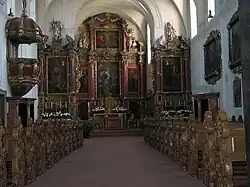 Langhaus der Klosterkirche mit Kanzel und Hochaltar
