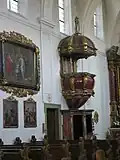 Kanzel aus rotem Stuckmarmor