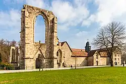 Blick auf die Klausur und die Ruinen der Klosterkirche von Westen