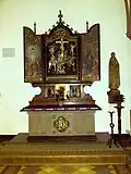 Triptychon mit holzgeschnitzter Kreuzigungsgruppe in der Klosterkirche Marienborn