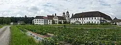 Ehemalige Abtei (links) und Frauengästehaus (rechts), Blick von Osten