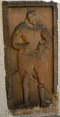 Grabplatte an der äußeren Kirchenmauer