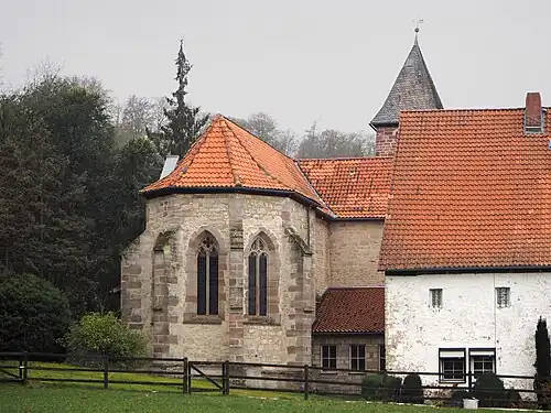 Ostseite mit gotischem Chor, rechts Teil eines Konventsgebäudes