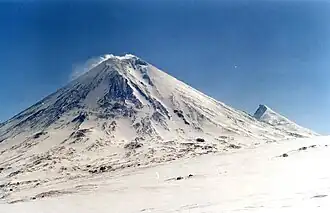 Kljutschewskaja Sopka, rechts dahinter der Kamen