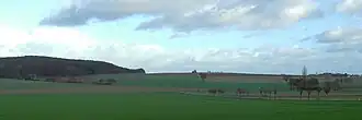 Sicht auf den Kniggenberg vom Ortsrand von Degersen