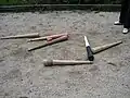 Die geworfenen Knittel bei der Auswertung.