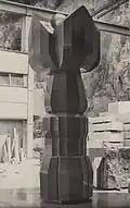 Knospe, Schule Eschen, 1980/81, Granit Rosso Balmoral, 405&nbsp;×&nbsp;160&nbsp;cm