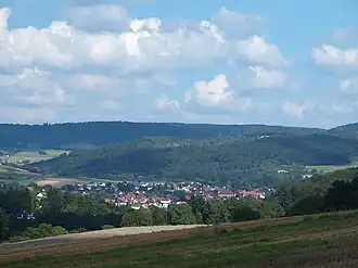 Der Nöll, im Tal unterhalb der Ort Oberaula. Der Bergrücken hinter dem Nöll ist etwa 570 m hoch, u.&nbsp;a. die Teufelskanzel.