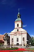 Maria-Schmerzensmutter-Kirche mit der Nepomukstatue