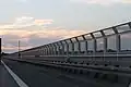 Vergittertes Geländer der Brücke