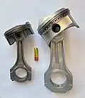 Kolben und Pleuel eines Ferrari 458 (links) und eines A/AD Competition Dragsters (AA Bat. als Maßstab)