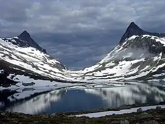 Das Morka-Koldedalen. Der Hjelledalstind ist links zu sehen, der Falketind rechts.