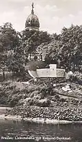 Kolonial-Denkmal mit dem Aussichtsturm im Hintergrund