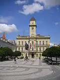 Blick auf Rathaus und György-Klapka-Denkmal