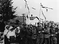 Fröhliche deutsche und slowakische Soldaten posieren mit ukrainischen Zivilisten in Komańcza, Polen, 1939