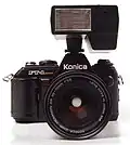Der Konica-Systemblitz X-24 auf der FS-1-Nachfolgekamera FT-1