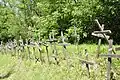 Holzkreuze mit Namen der Gefallenen
