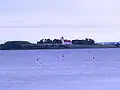Die Kirche Tårnborg über das Korsør Nor gesehen, auf dem Hügel links der Kirche war die Tårnburg
