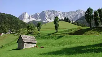Koschuta mit Koschutnikturm von Zell-Pfarre (Sele-Fara) aus gesehen.