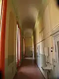 Langer schmaler Korridor im Seitenflügel