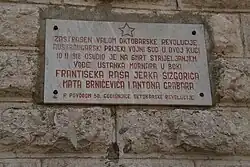 Diese Plakette wurde anlässlich des 50. Jahrestages der Oktoberrevolution am Gebäude angebracht: „Von der Welle der Oktoberrevolution eingeschüchtert, verurteilte ein österreichisch-ungarisches Standgericht in diesem Haus am 10.II.1918 die Anführer des Matrosenaufstands in der Bucht zum Tode.“