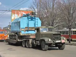 KrAZ-258 mit Tieflader und Seilbagger als Ladung in Dnipropetrowsk (2009)