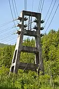 Massiver Betonmast bei Glomfjord, Norwegen