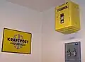 Kraftpost-Haltestellenschild La Poste Briefkasten, darunter die ehem. Hausnummer des Postamtes Worms (44)
