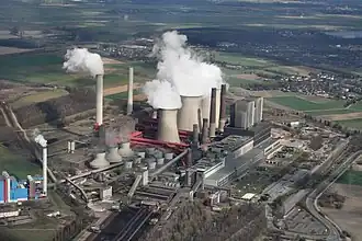 Kraftwerk Weisweiler: Rote Rauchgasrohre leiten die Abgase nach Umbau in die Kühltürme