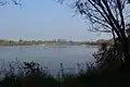Laufwasserkraftwerk Landau an der Isar. Blick vom Stauseeufer aus.