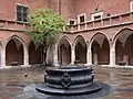 Arkadenhof mit dem Brunnen