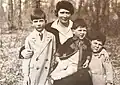 Mit seiner Mutter und den jüngeren Brüdern Andreas und Tomislaw (um 1931)