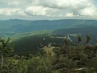 Die Bergkette des Künischen Gebirges zwischen Osser (Doppelgipfel links oben) und Zwercheck rechts oben, Blick vom Großen Arber