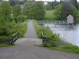 Unterer Kranicher Teich: Damm, Wasserfläche und das Striegelhaus