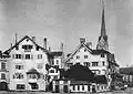 Am Stadthausplatz. Ganz links der «Goldene Ring», mit dem Erker der «Steinhof», dann das Helfereigässlein 1890