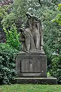 Gefallenen-Ehrenmal der Weltkriege neben der Kirche