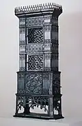 Etagenofen mit neugotischem Dekor, um 1850.