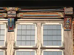 Farbige Malerei am Rathaus von Krempe, Schleswig-Holstein.
