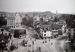 1905. Blick nach Südosten Richtung Rehalp. Rechts die Zollikerstrasse, geradeaus die Forchstrasse. Rechts hinten die Neumünsterkirche.