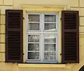 Hölzernes Kreuzstockfenster mit nach innen aufschlagenden Flügeln (Bamberg)