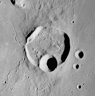 Van Biesbroeck auf dem südlichen Kraterrand von Krieger (Apollo 15)