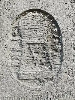 Symbol für Minenleger auf einem Grabstein in Döse bei Cuxhaven.